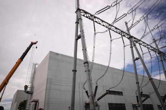 国网上海电力正式进驻临港某站施工，这里将为特斯拉上海工厂用电需求提供两回进线。